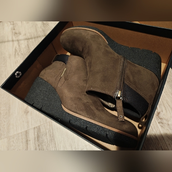 NEW OLIVE DR SCHOLLS BOOTS 8.5M - Picture 2 of 8